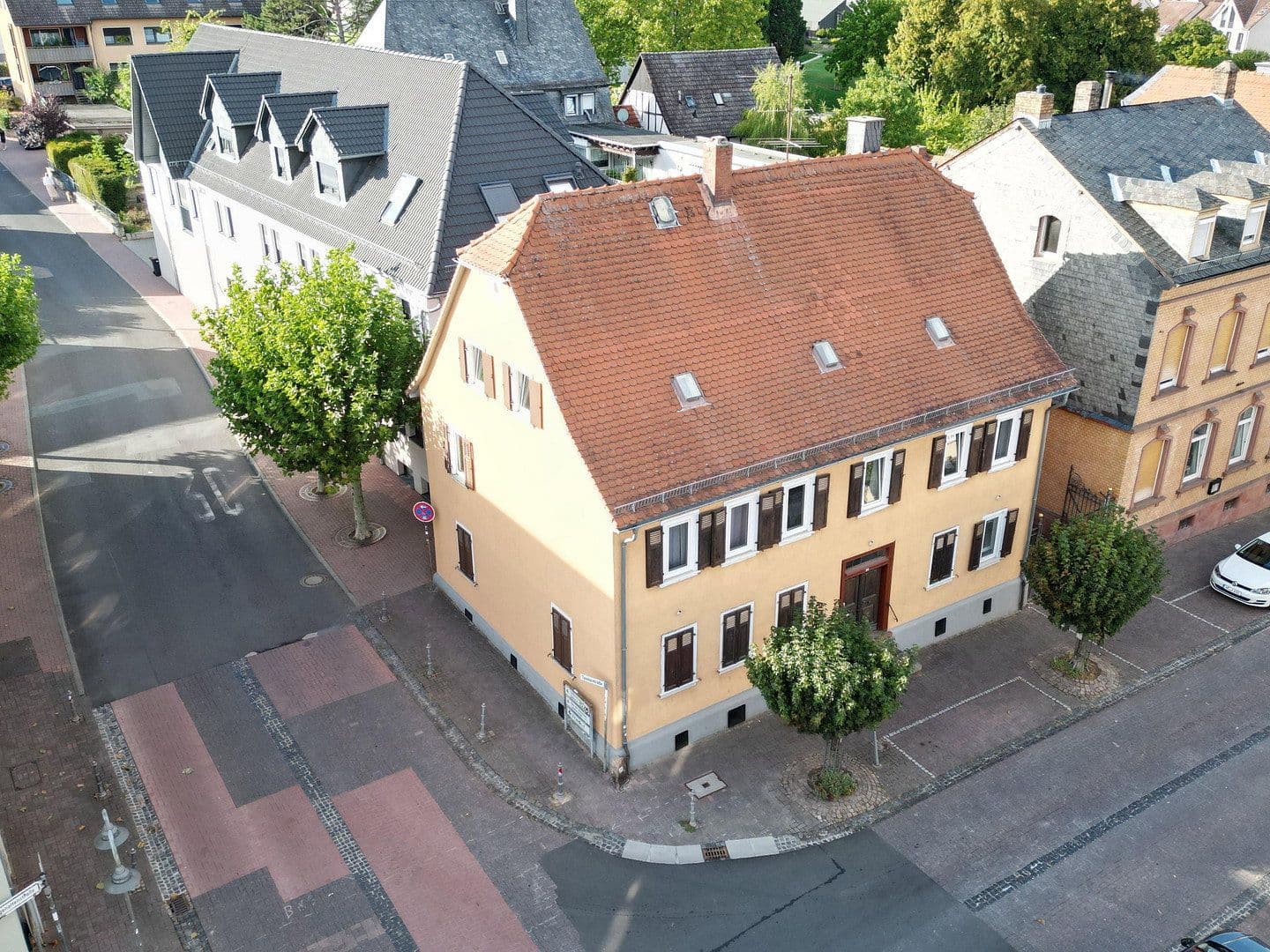 Prodej domu 260 m², pozemek 160 m², Hugenottenstr. 94, Friedrichsdorf, Hessen Prodej domu 260 m², pozemek 160 m², Hugenottenstr. 94, Friedrichsdorf, Hessen