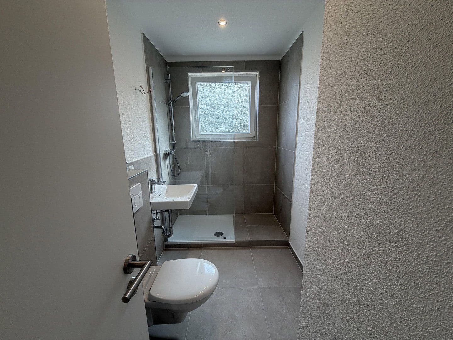 Pronájem bytu 4+1 80 m², Schiefersteinstraße 1, Wiesbaden, Hessen Pronájem bytu 4+1 80 m², Schiefersteinstraße 1, Wiesbaden, Hessen