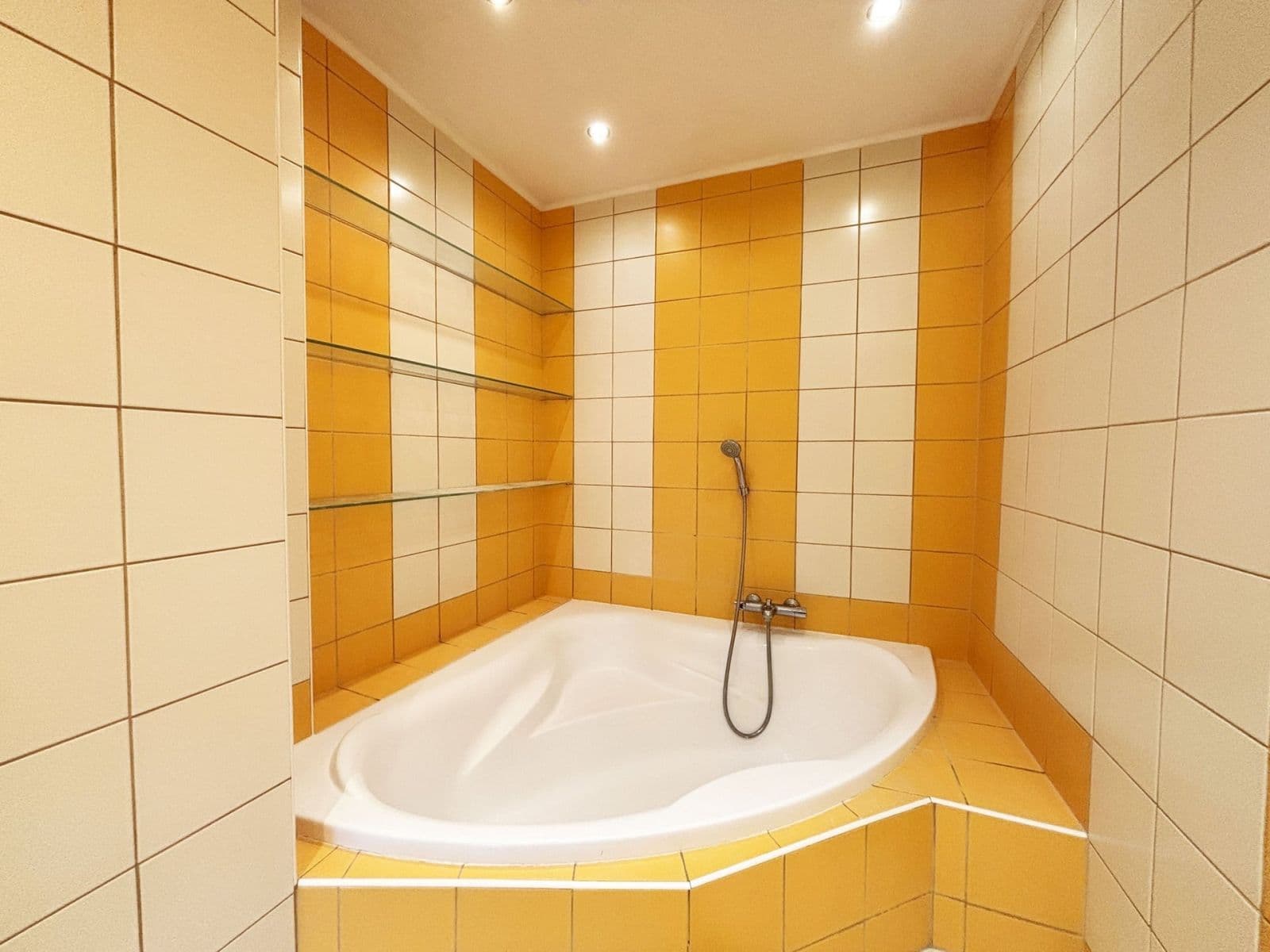 Pronájem bytu 3+1 80 m², Semice, Středočeský kraj Pronájem bytu 3+1 80 m², Semice, Středočeský kraj