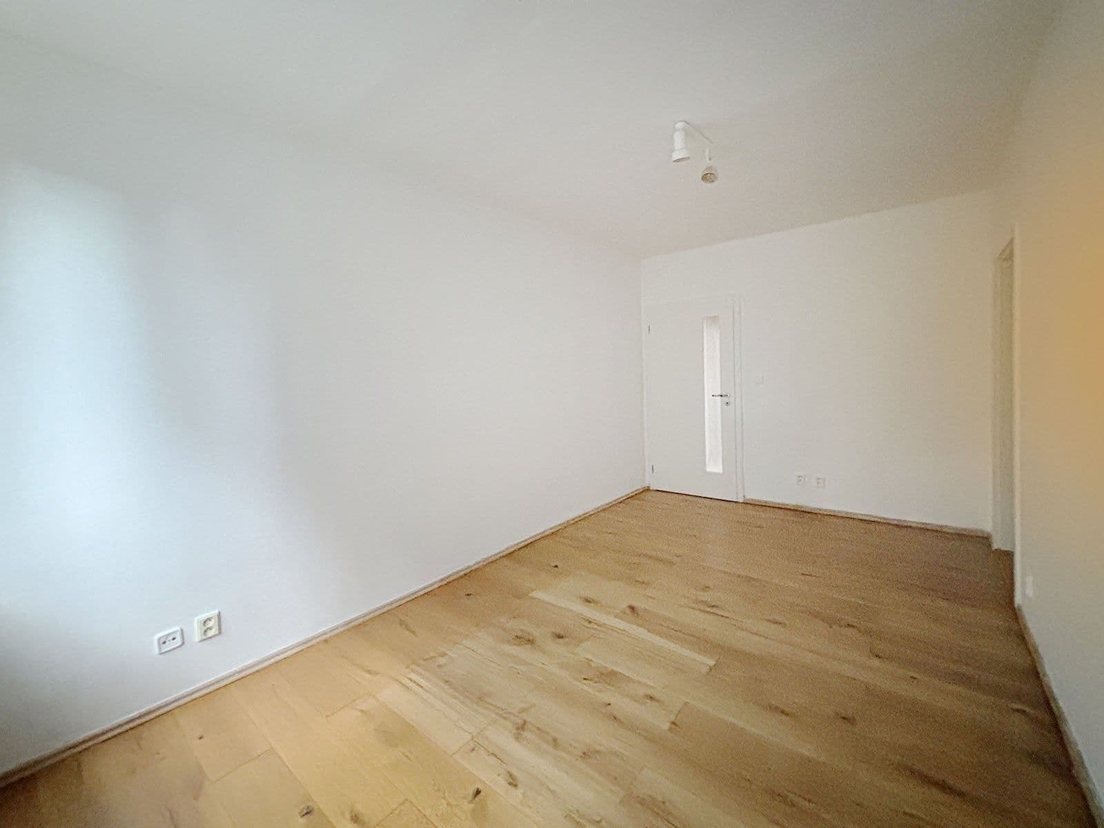 Pronájem bytu 3+1 80 m², Semice, Středočeský kraj Pronájem bytu 3+1 80 m², Semice, Středočeský kraj