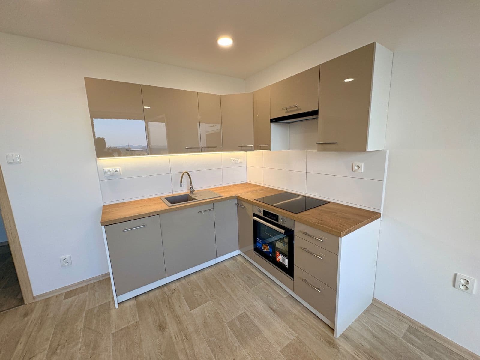 Pronájem bytu 2+kk 40 m², Kutnohorská, Česká Lípa, Liberecký kraj Pronájem bytu 2+kk 40 m², Kutnohorská, Česká Lípa, Liberecký kraj