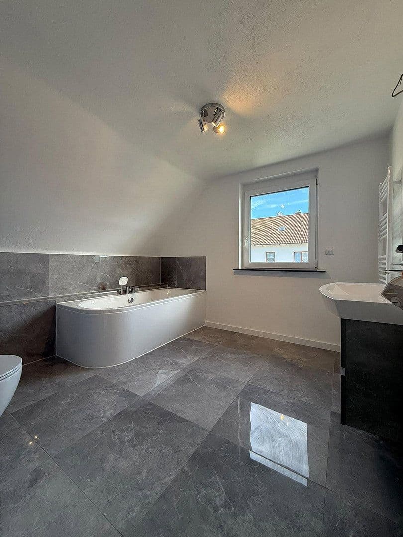 Prodej domu 120 m², pozemek 527 m², Dr. Rau Str. 27, Leipheim, Bavorsko Prodej domu 120 m², pozemek 527 m², Dr. Rau Str. 27, Leipheim, Bavorsko