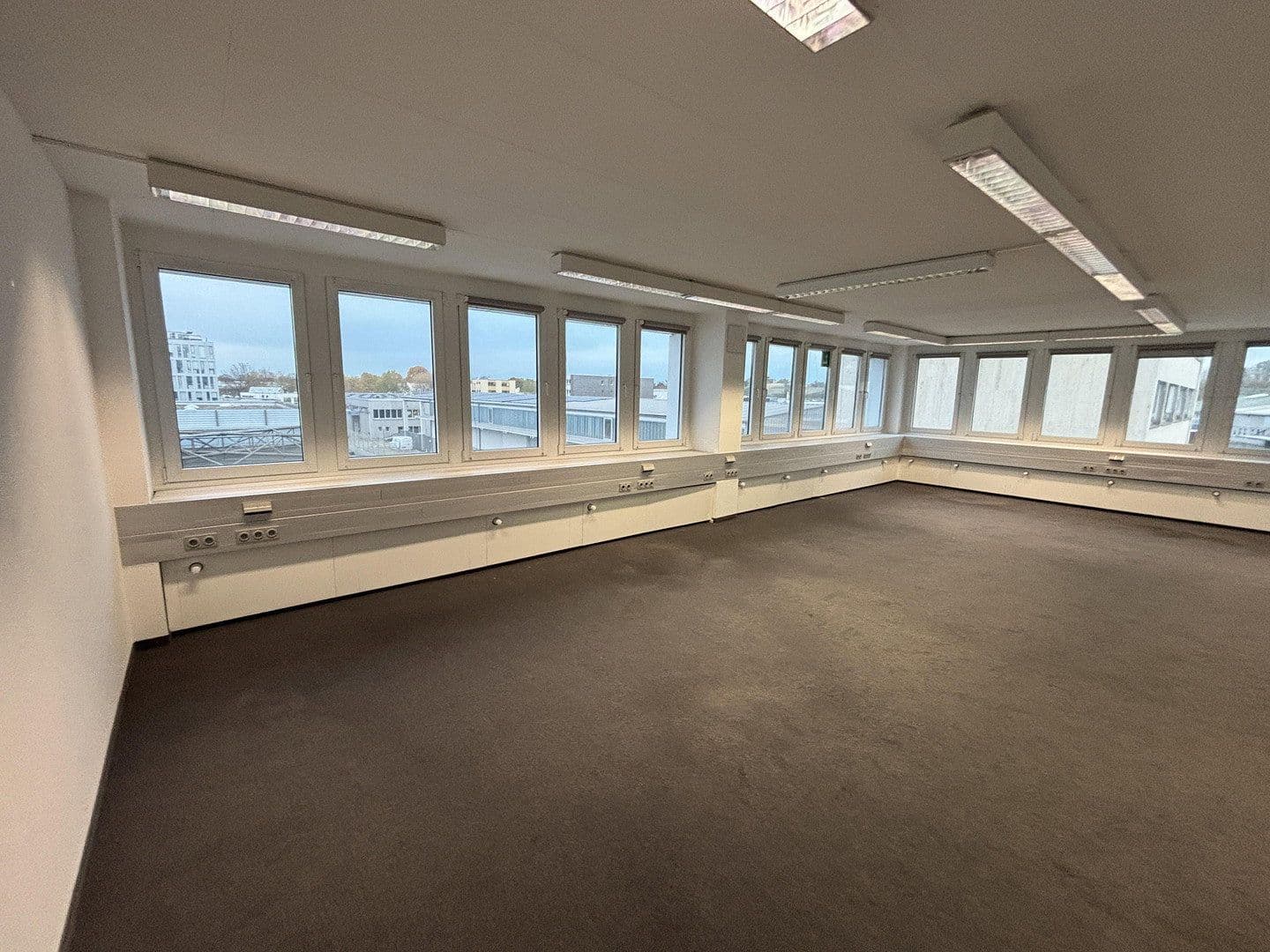 Pronájem kanceláře 600 m², Moselstr. 14, Neuss, Severní Porýní-Vestfálsko Pronájem kanceláře 600 m², Moselstr. 14, Neuss, Severní Porýní-Vestfálsko