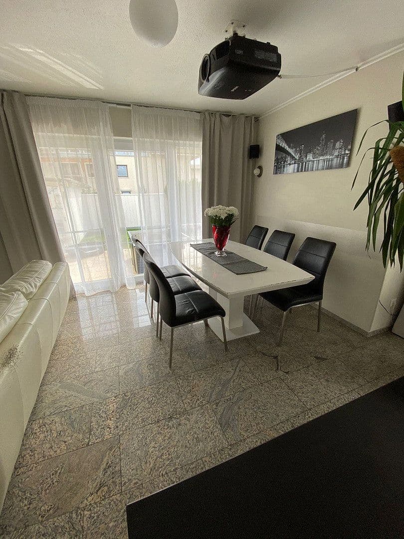 Pronájem bytu 5+1 130 m², Kitzengasse 24, Leinburg, Bavorsko Pronájem bytu 5+1 130 m², Kitzengasse 24, Leinburg, Bavorsko