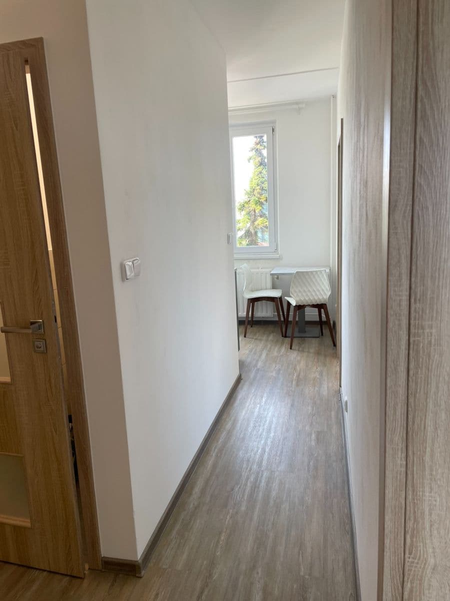 Pronájem bytu 2+1 55 m², Jižní, Přelouč, Pardubický kraj Pronájem bytu 2+1 55 m², Jižní, Přelouč, Pardubický kraj