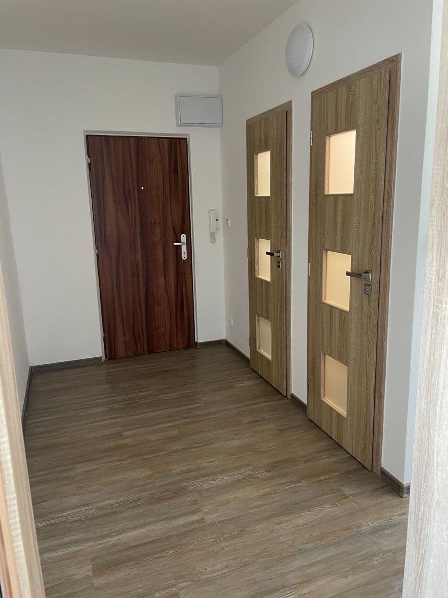 Pronájem bytu 2+1 55 m², Jižní, Přelouč, Pardubický kraj Pronájem bytu 2+1 55 m², Jižní, Přelouč, Pardubický kraj