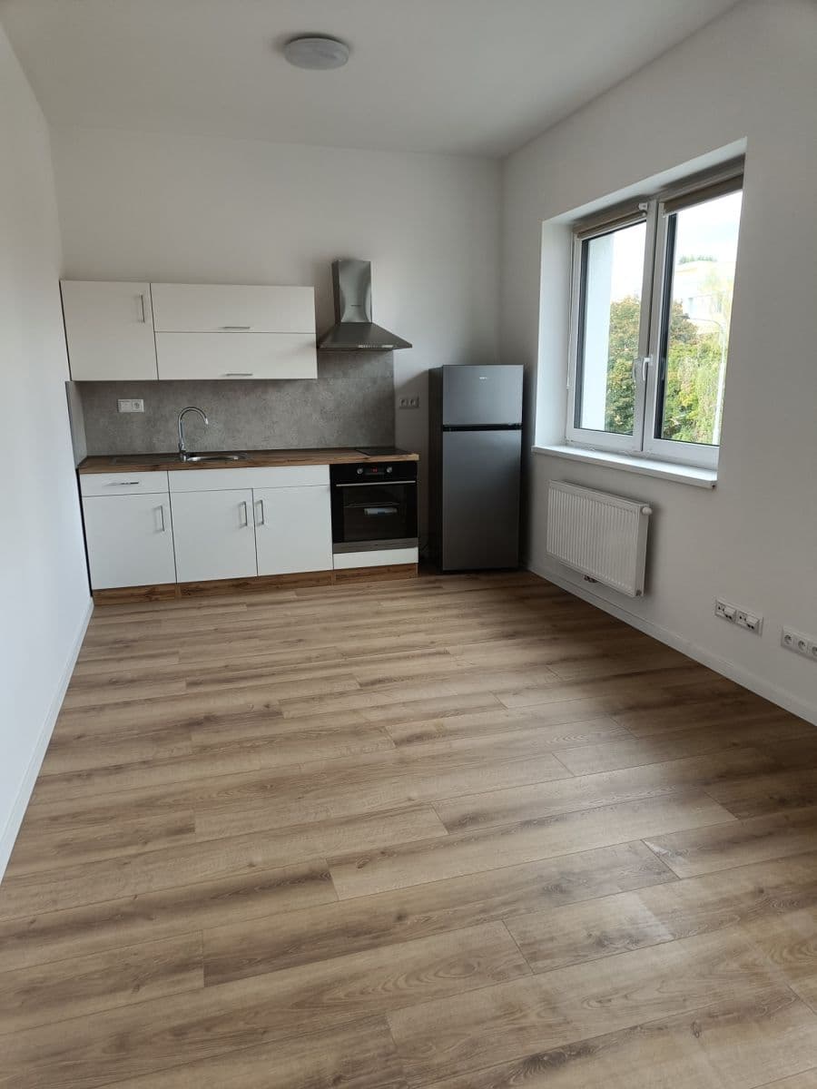 Pronájem bytu 1+kk 30 m², Brněnská, Šlapanice, Jihomoravský kraj Pronájem bytu 1+kk 30 m², Brněnská, Šlapanice, Jihomoravský kraj
