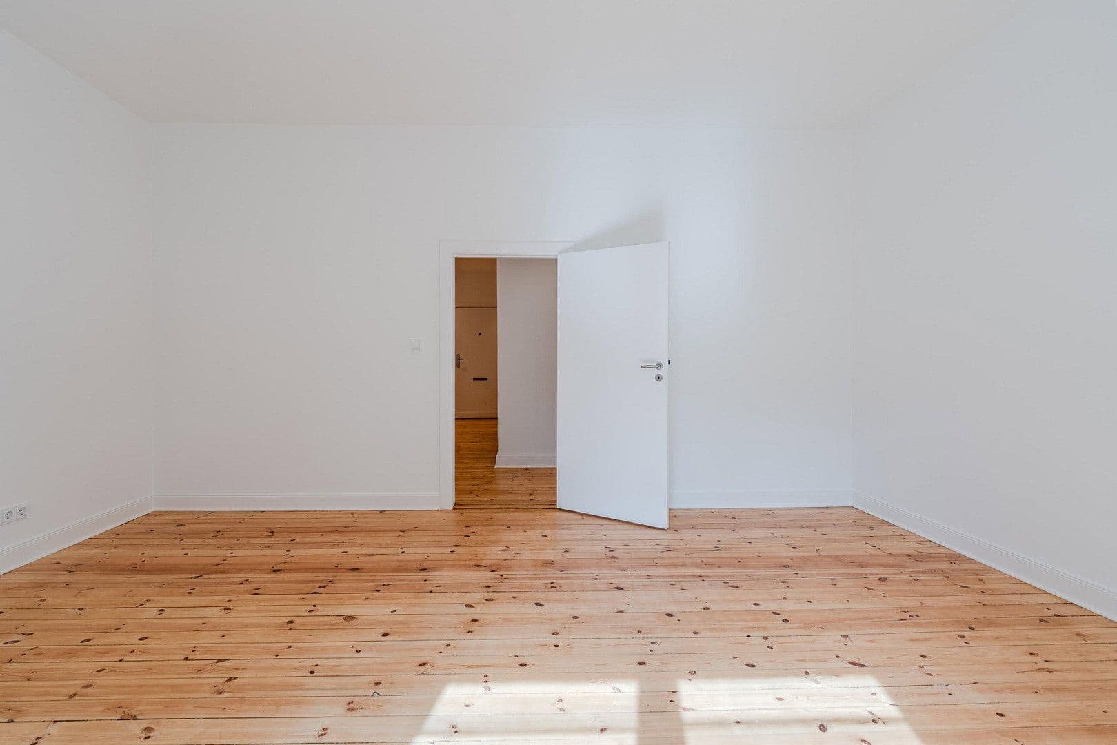 Prodej bytu 4+1 148 m², Düsseldorfer Str. 34, Berlin, Berlín Prodej bytu 4+1 148 m², Düsseldorfer Str. 34, Berlin, Berlín