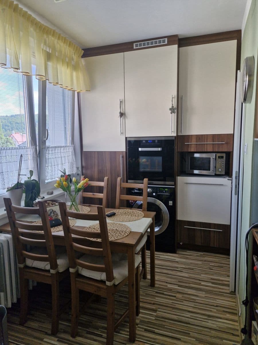 Pronájem bytu 3+1 64 m², Dělnická, Karlovy Vary, Karlovarský kraj Pronájem bytu 3+1 64 m², Dělnická, Karlovy Vary, Karlovarský kraj