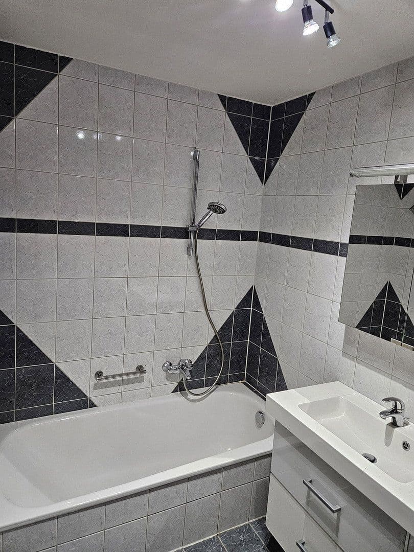 Prodej bytu 3+1 70 m², Schloßstraße 23a, Schrobenhausen - Sandizell, Bavorsko Prodej bytu 3+1 70 m², Schloßstraße 23a, Schrobenhausen - Sandizell, Bavorsko