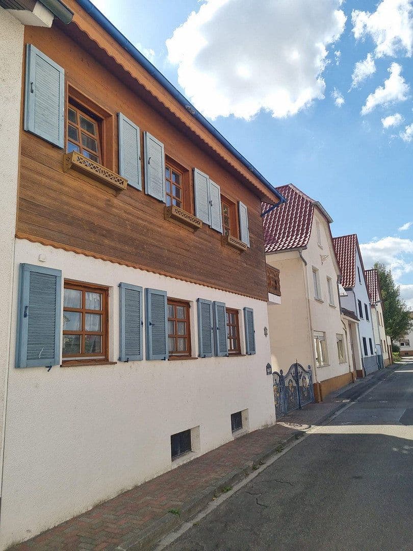 Prodej domu 187 m², pozemek 250 m², Elisabethenstraße 7, Bürstadt, Hessen Prodej domu 187 m², pozemek 250 m², Elisabethenstraße 7, Bürstadt, Hessen