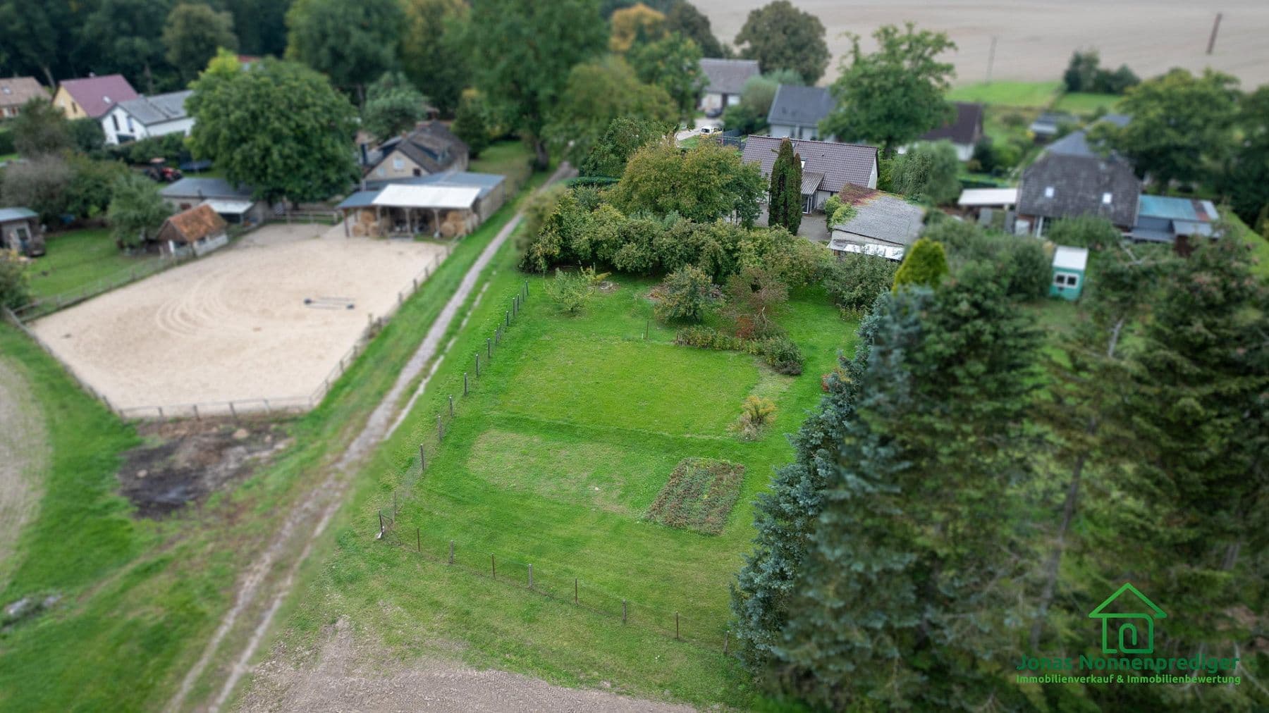 Prodej domu 135 m², pozemek 2.847 m², Trebbower Straße 8, Schwerin, Mecklenburg-Vorpommern Prodej domu 135 m², pozemek 2.847 m², Trebbower Straße 8, Schwerin, Mecklenburg-Vorpommern