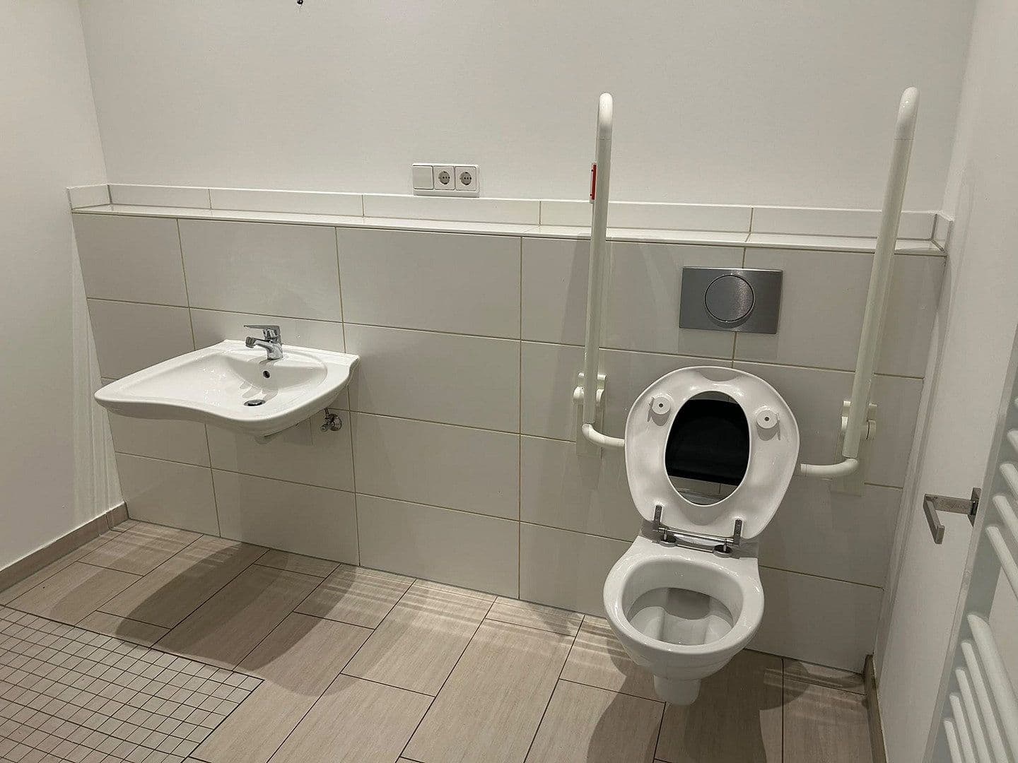 Pronájem bytu 1+1 62 m², Rheinstr. 51, Baden-Baden, Bádensko-Württembersko Pronájem bytu 1+1 62 m², Rheinstr. 51, Baden-Baden, Bádensko-Württembersko
