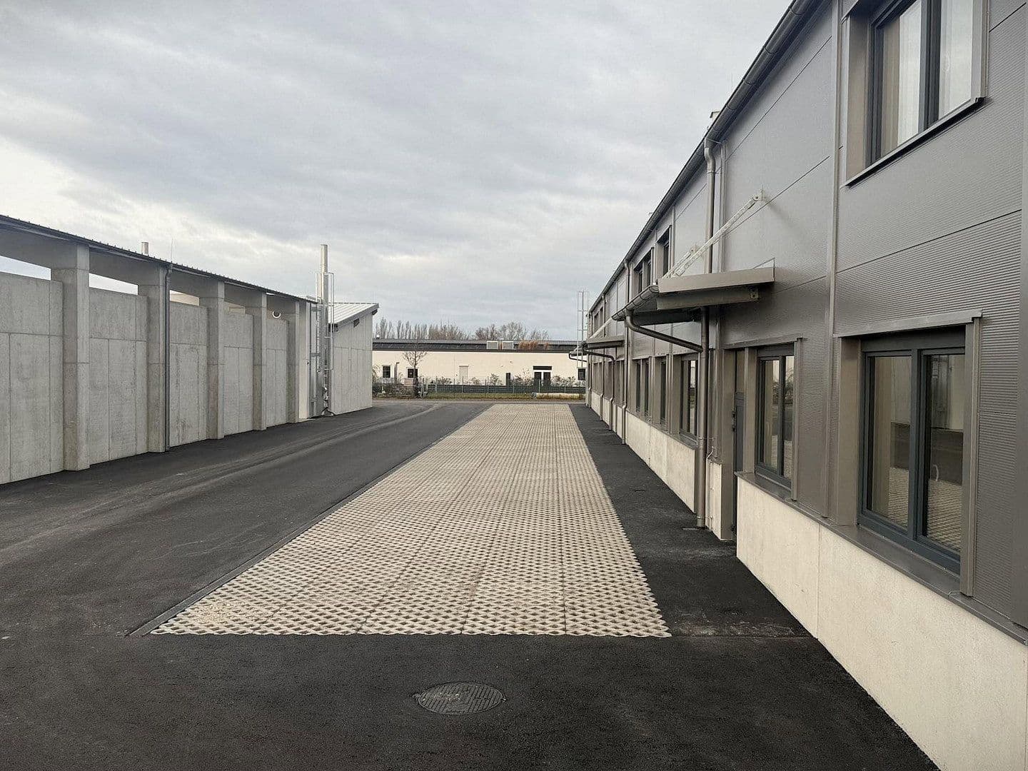 Pronájem nebytového prostoru 2.082 m², Gewerbepark B17 / II / Straße 3 / Objekt 11, Teesdorf, Dolní Rakousko Pronájem nebytového prostoru 2.082 m², Gewerbepark B17 / II / Straße 3 / Objekt 11, Teesdorf, Dolní Rakousko
