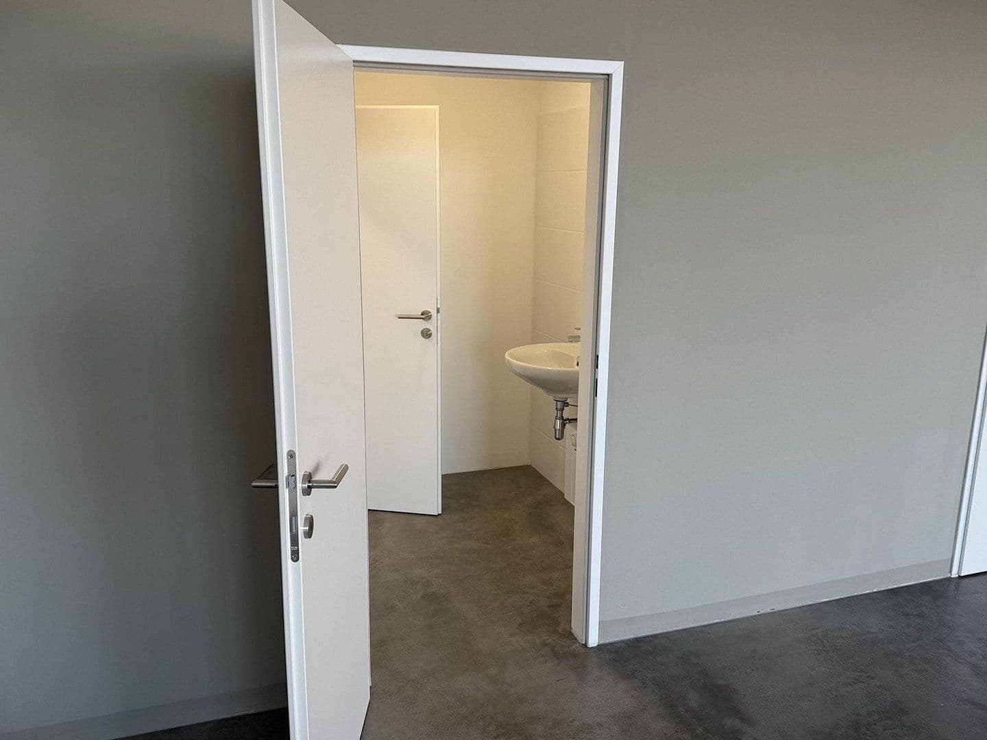 Pronájem nebytového prostoru 2.082 m², Gewerbepark B17 / II / Straße 3 / Objekt 11, Teesdorf, Dolní Rakousko Pronájem nebytového prostoru 2.082 m², Gewerbepark B17 / II / Straße 3 / Objekt 11, Teesdorf, Dolní Rakousko