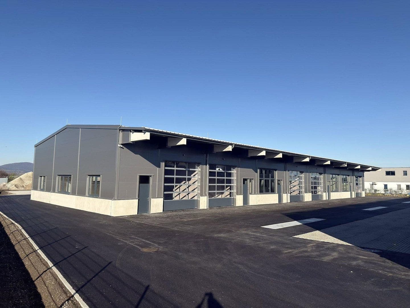 Pronájem nebytového prostoru 2.082 m², Gewerbepark B17 / II / Straße 3 / Objekt 11, Teesdorf, Dolní Rakousko Pronájem nebytového prostoru 2.082 m², Gewerbepark B17 / II / Straße 3 / Objekt 11, Teesdorf, Dolní Rakousko