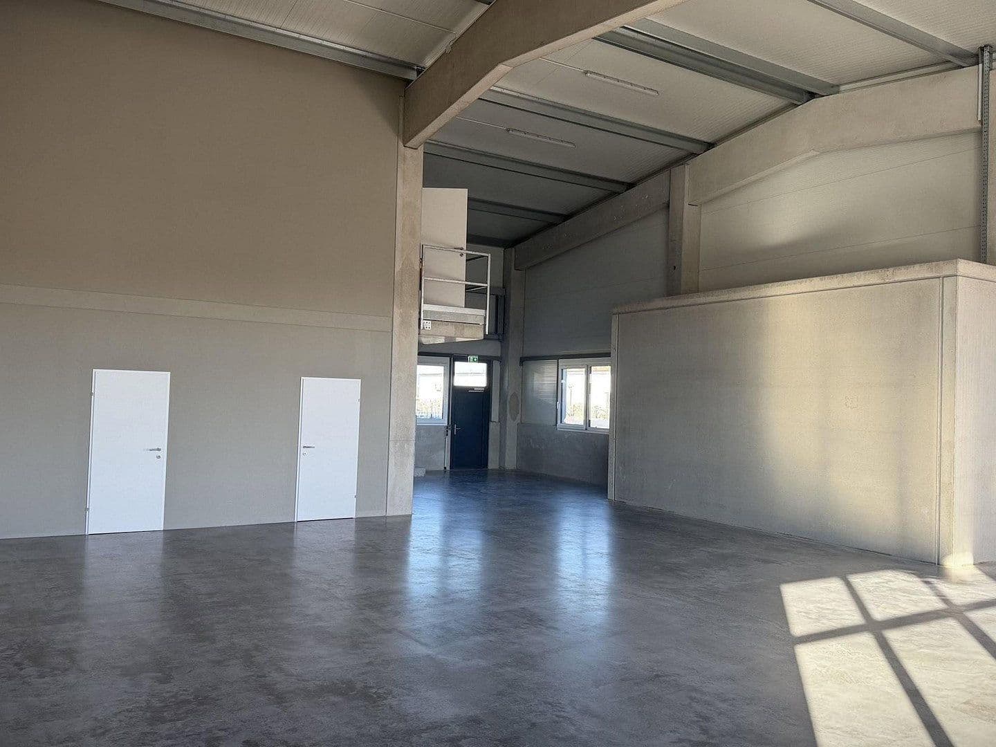 Pronájem nebytového prostoru 2.082 m², Gewerbepark B17 / II / Straße 3 / Objekt 11, Teesdorf, Dolní Rakousko Pronájem nebytového prostoru 2.082 m², Gewerbepark B17 / II / Straße 3 / Objekt 11, Teesdorf, Dolní Rakousko
