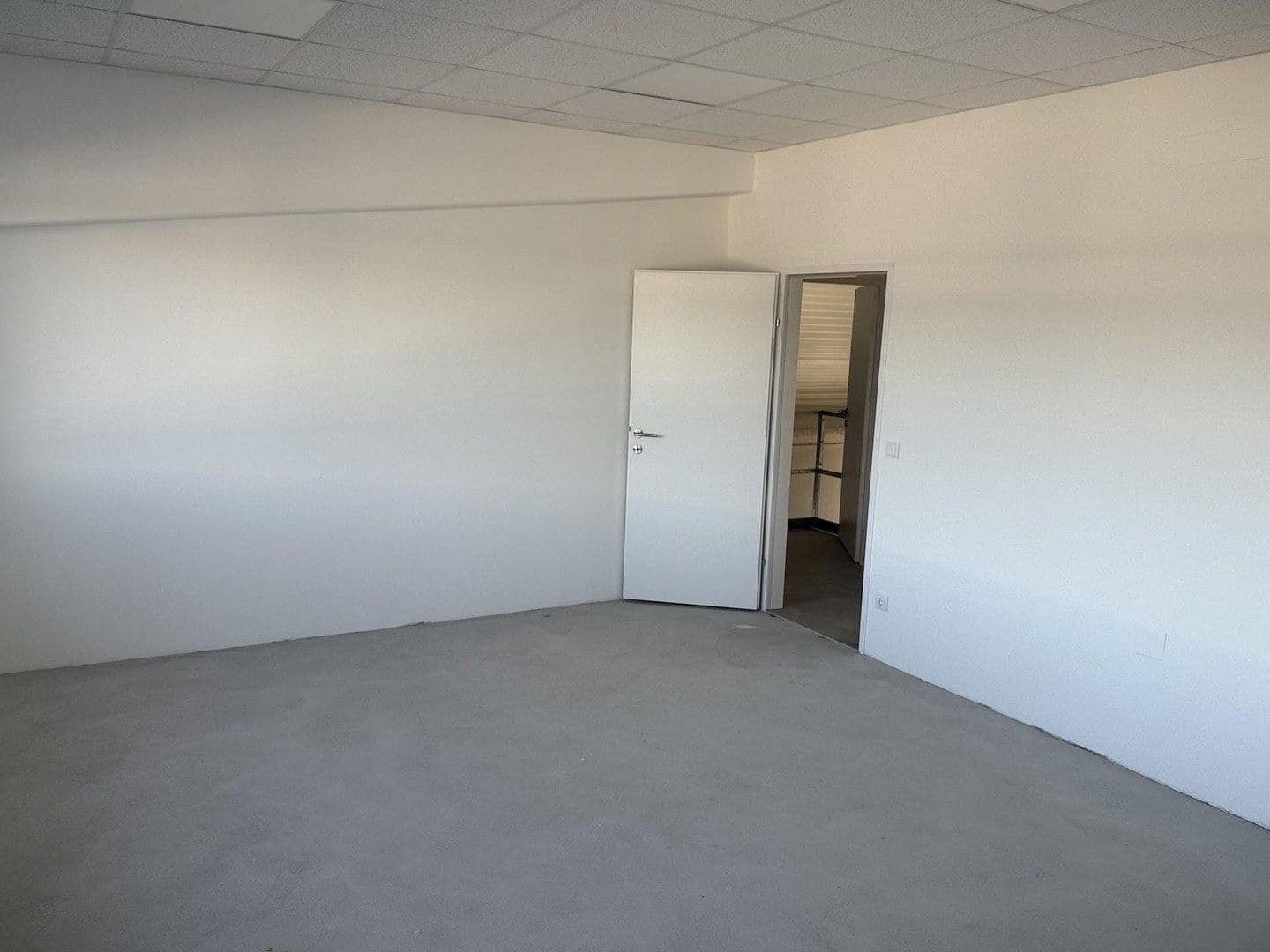 Pronájem nebytového prostoru 2.082 m², Gewerbepark B17 / II / Straße 3 / Objekt 11, Teesdorf, Dolní Rakousko Pronájem nebytového prostoru 2.082 m², Gewerbepark B17 / II / Straße 3 / Objekt 11, Teesdorf, Dolní Rakousko