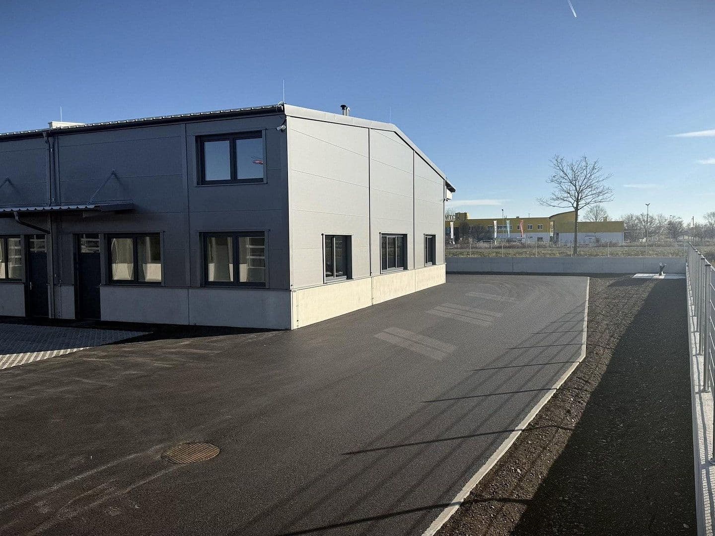 Pronájem nebytového prostoru 2.082 m², Gewerbepark B17 / II / Straße 3 / Objekt 11, Teesdorf, Dolní Rakousko Pronájem nebytového prostoru 2.082 m², Gewerbepark B17 / II / Straße 3 / Objekt 11, Teesdorf, Dolní Rakousko
