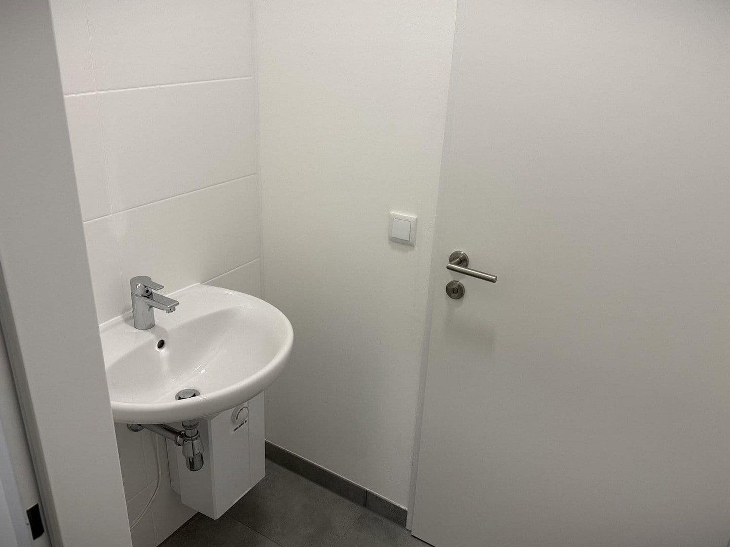 Pronájem nebytového prostoru 2.082 m², Gewerbepark B17 / II / Straße 3 / Objekt 11, Teesdorf, Dolní Rakousko Pronájem nebytového prostoru 2.082 m², Gewerbepark B17 / II / Straße 3 / Objekt 11, Teesdorf, Dolní Rakousko