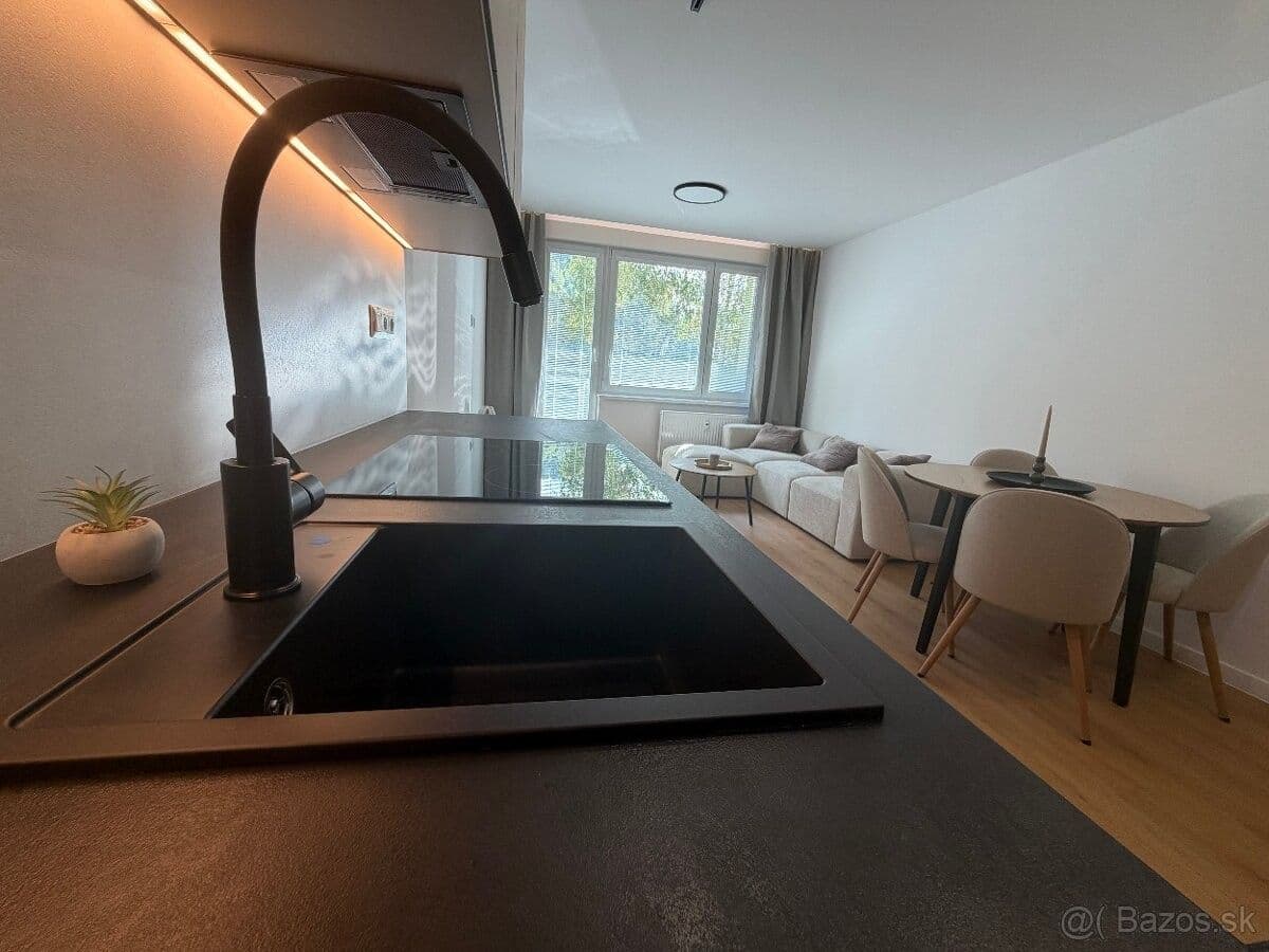 Prodej bytu 3+1 67 m², Lánska, Považská Bystrica, Trenčiansky kraj Prodej bytu 3+1 67 m², Lánska, Považská Bystrica, Trenčiansky kraj