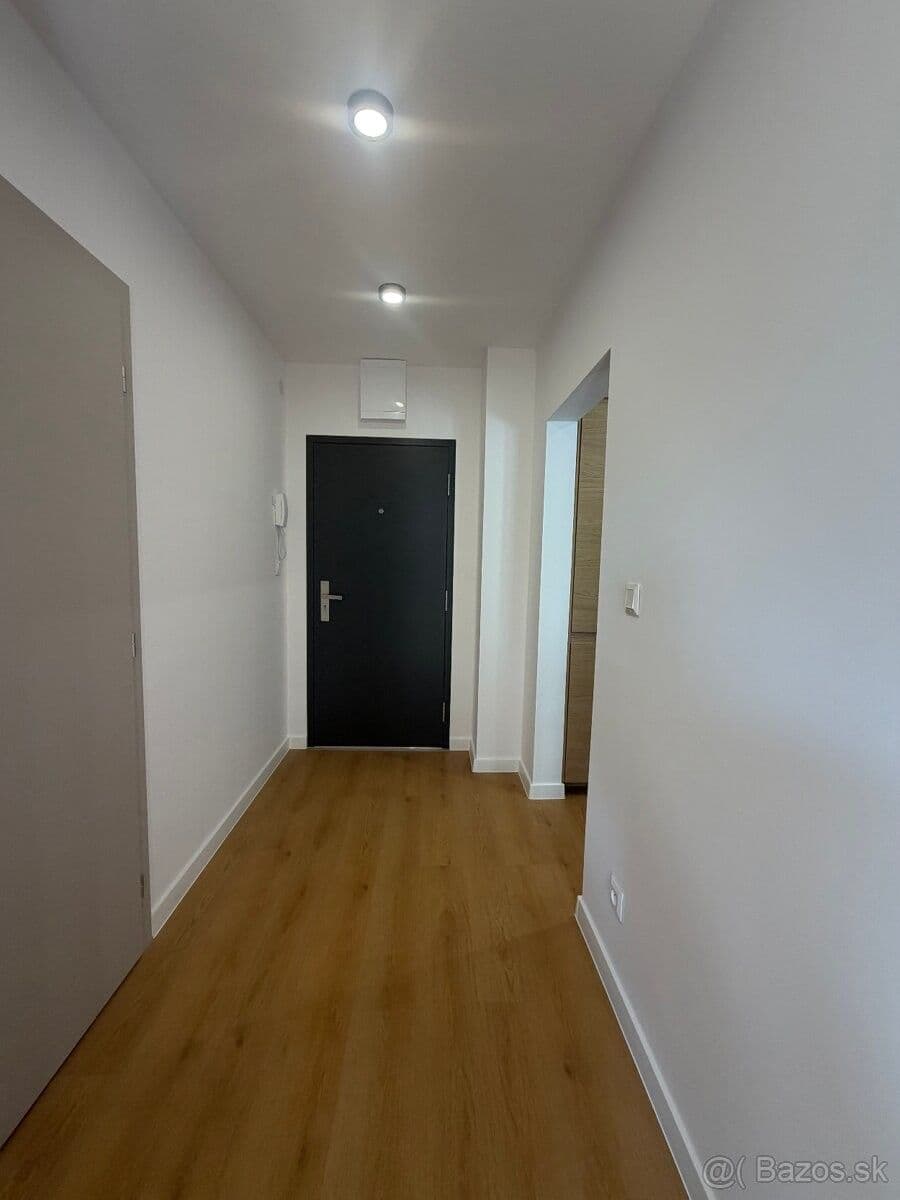 Prodej bytu 3+1 67 m², Lánska, Považská Bystrica, Trenčiansky kraj Prodej bytu 3+1 67 m², Lánska, Považská Bystrica, Trenčiansky kraj