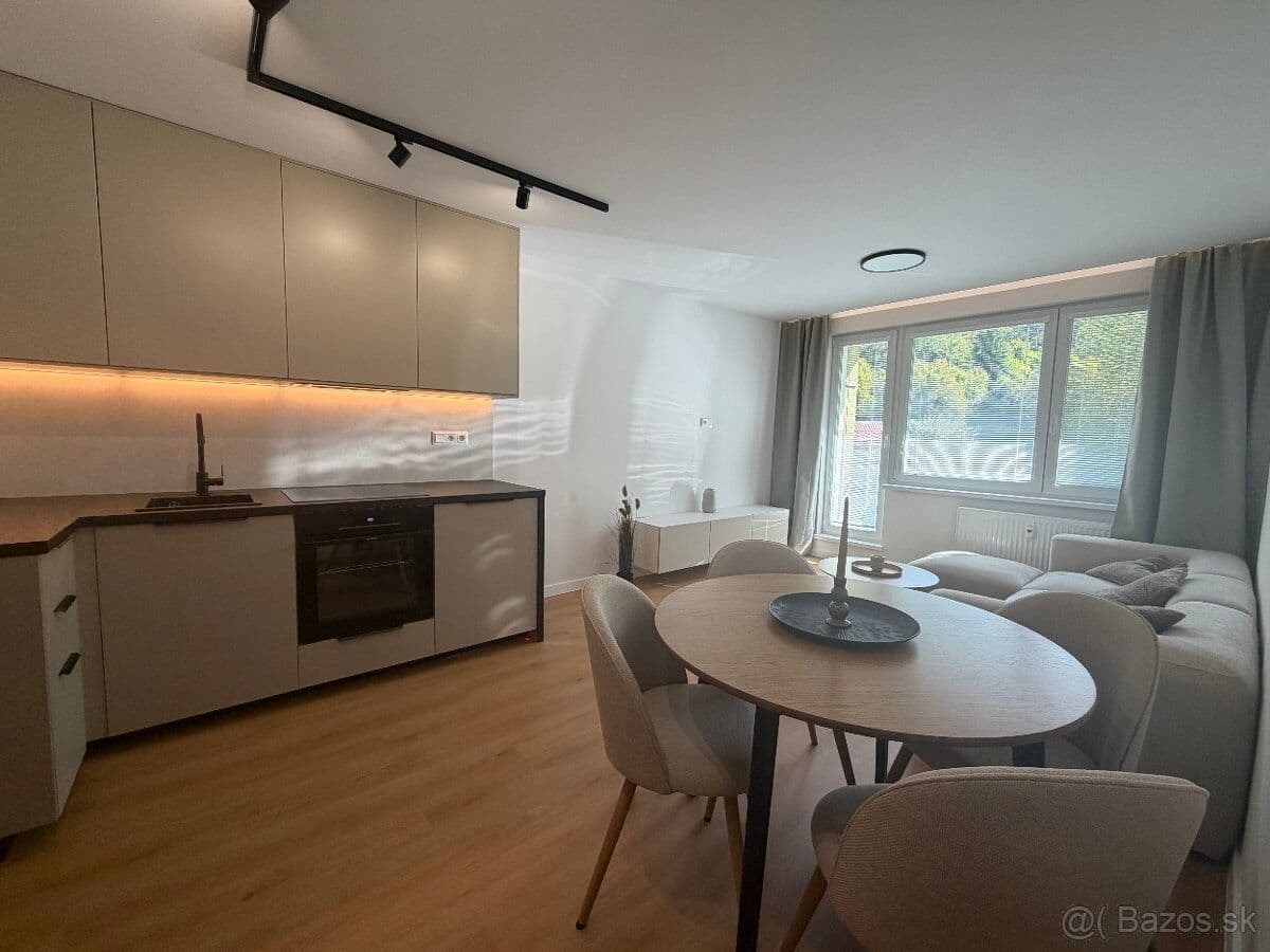 Prodej bytu 3+1 67 m², Lánska, Považská Bystrica, Trenčiansky kraj Prodej bytu 3+1 67 m², Lánska, Považská Bystrica, Trenčiansky kraj
