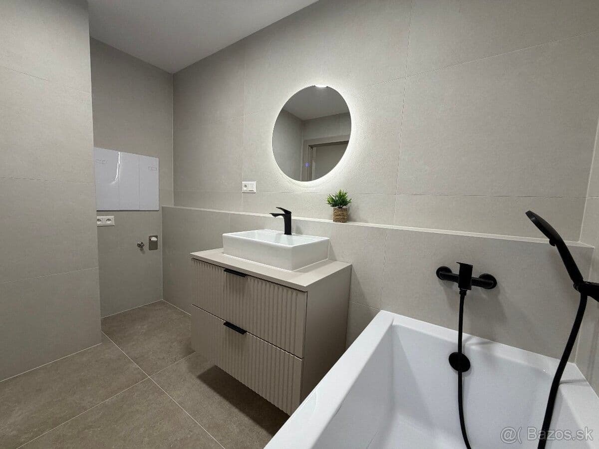 Prodej bytu 3+1 67 m², Lánska, Považská Bystrica, Trenčiansky kraj Prodej bytu 3+1 67 m², Lánska, Považská Bystrica, Trenčiansky kraj