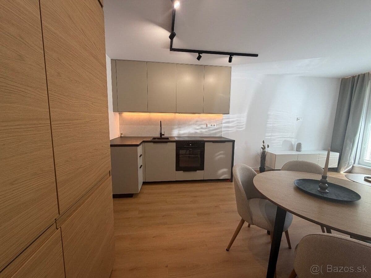 Prodej bytu 3+1 67 m², Lánska, Považská Bystrica, Trenčiansky kraj Prodej bytu 3+1 67 m², Lánska, Považská Bystrica, Trenčiansky kraj