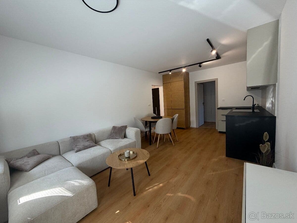 Prodej bytu 3+1 67 m², Lánska, Považská Bystrica, Trenčiansky kraj Prodej bytu 3+1 67 m², Lánska, Považská Bystrica, Trenčiansky kraj