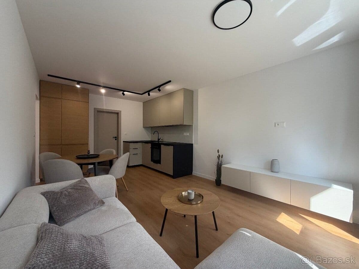 Prodej bytu 3+1 67 m², Lánska, Považská Bystrica, Trenčiansky kraj Prodej bytu 3+1 67 m², Lánska, Považská Bystrica, Trenčiansky kraj