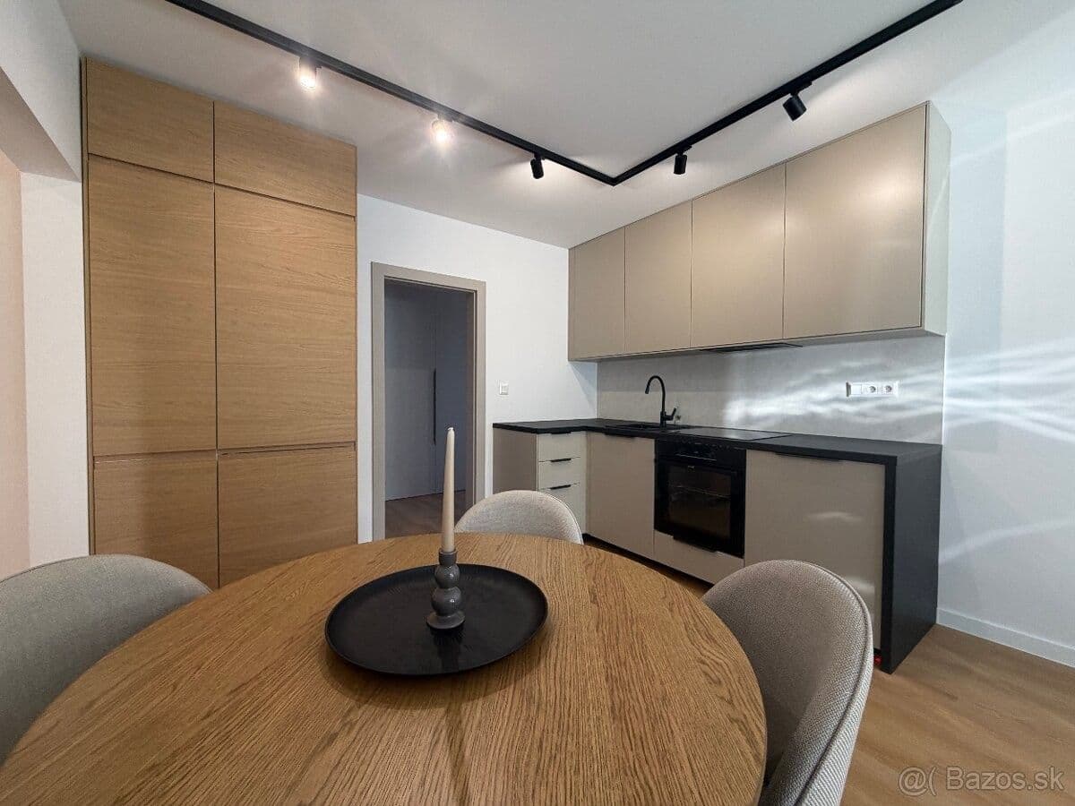 Prodej bytu 3+1 67 m², Lánska, Považská Bystrica, Trenčiansky kraj Prodej bytu 3+1 67 m², Lánska, Považská Bystrica, Trenčiansky kraj