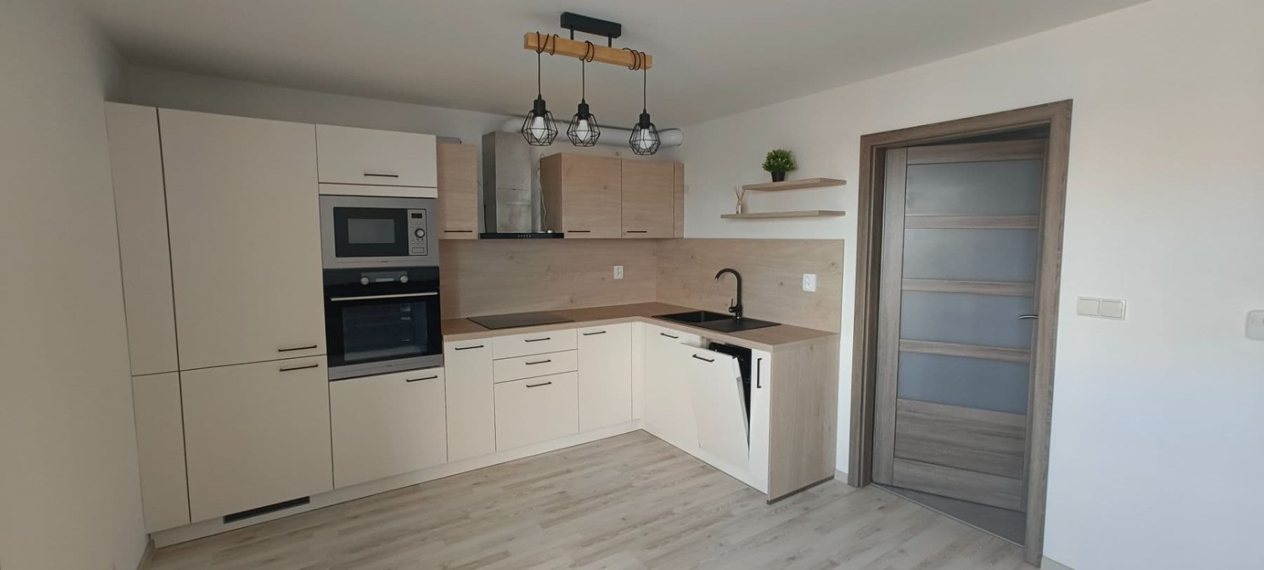 Pronájem bytu 1+kk 34 m², Uherova, Chýně, Středočeský kraj Pronájem bytu 1+kk 34 m², Uherova, Chýně, Středočeský kraj