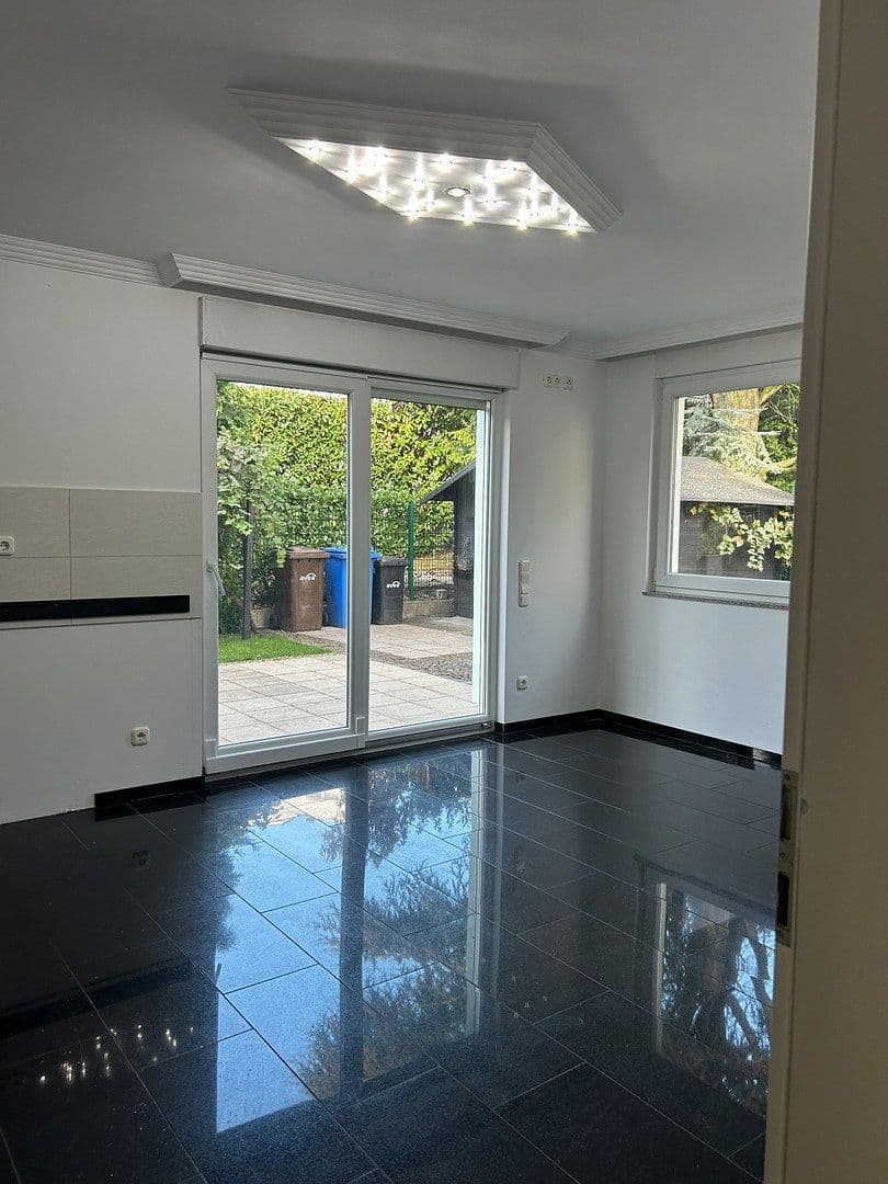 Pronájem domu 186 m², pozemek 384 m², Leverkusen, Severní Porýní-Vestfálsko Pronájem domu 186 m², pozemek 384 m², Leverkusen, Severní Porýní-Vestfálsko