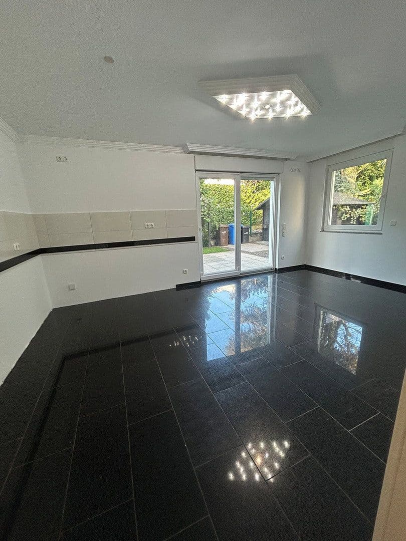 Pronájem domu 186 m², pozemek 384 m², Leverkusen, Severní Porýní-Vestfálsko Pronájem domu 186 m², pozemek 384 m², Leverkusen, Severní Porýní-Vestfálsko