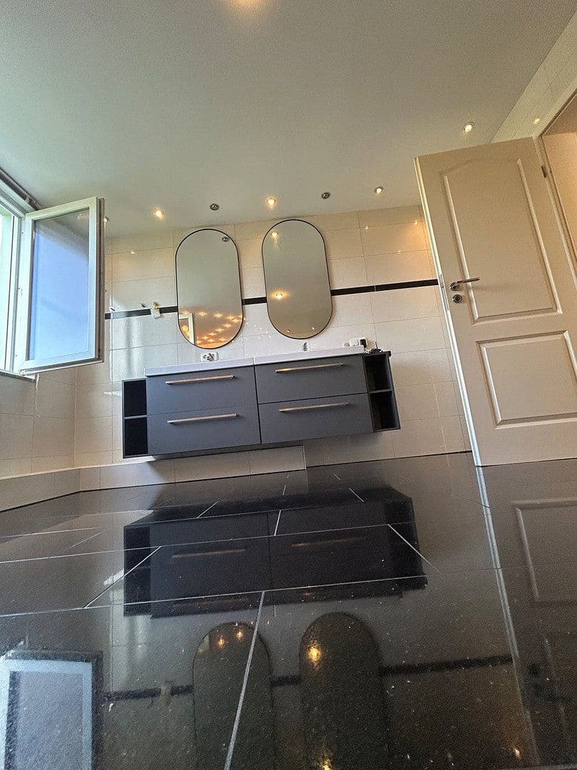 Pronájem domu 186 m², pozemek 384 m², Leverkusen, Severní Porýní-Vestfálsko Pronájem domu 186 m², pozemek 384 m², Leverkusen, Severní Porýní-Vestfálsko