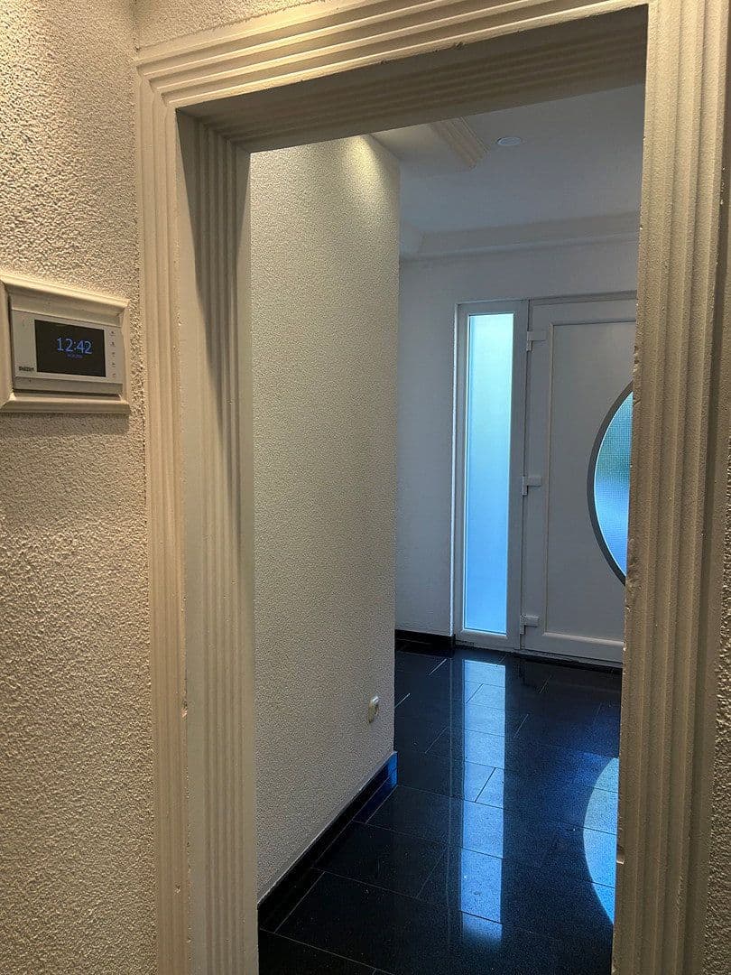 Pronájem domu 186 m², pozemek 384 m², Leverkusen, Severní Porýní-Vestfálsko Pronájem domu 186 m², pozemek 384 m², Leverkusen, Severní Porýní-Vestfálsko