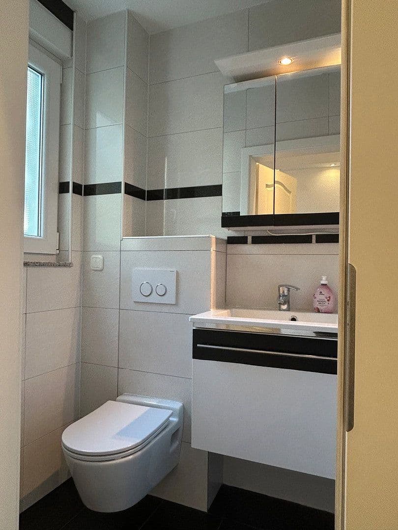 Pronájem domu 186 m², pozemek 384 m², Leverkusen, Severní Porýní-Vestfálsko Pronájem domu 186 m², pozemek 384 m², Leverkusen, Severní Porýní-Vestfálsko