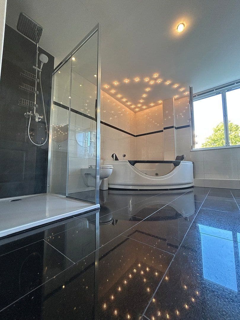 Pronájem domu 186 m², pozemek 384 m², Leverkusen, Severní Porýní-Vestfálsko Pronájem domu 186 m², pozemek 384 m², Leverkusen, Severní Porýní-Vestfálsko