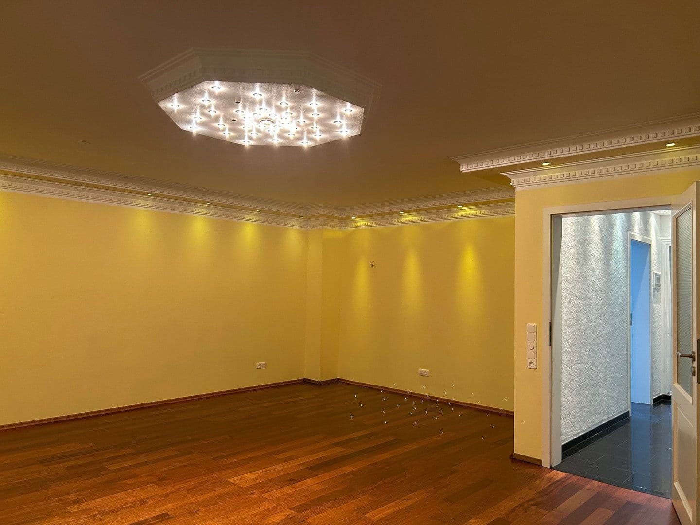 Pronájem domu 186 m², pozemek 384 m², Leverkusen, Severní Porýní-Vestfálsko Pronájem domu 186 m², pozemek 384 m², Leverkusen, Severní Porýní-Vestfálsko