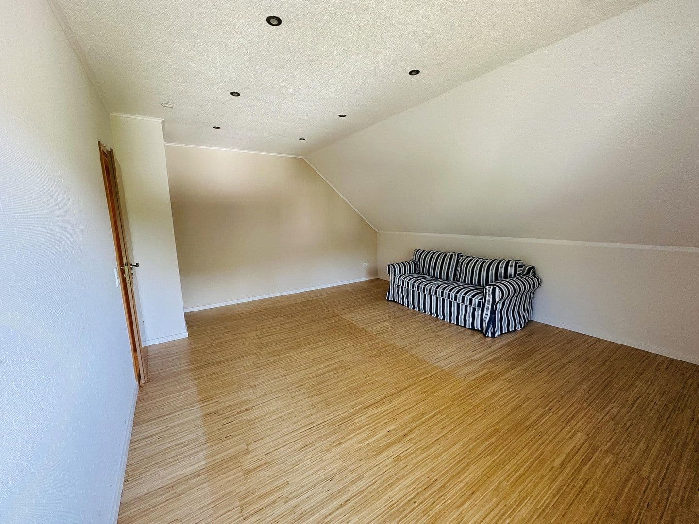 Prodej domu 243 m², pozemek 904 m², Merzig, Země Sársko Prodej domu 243 m², pozemek 904 m², Merzig, Země Sársko