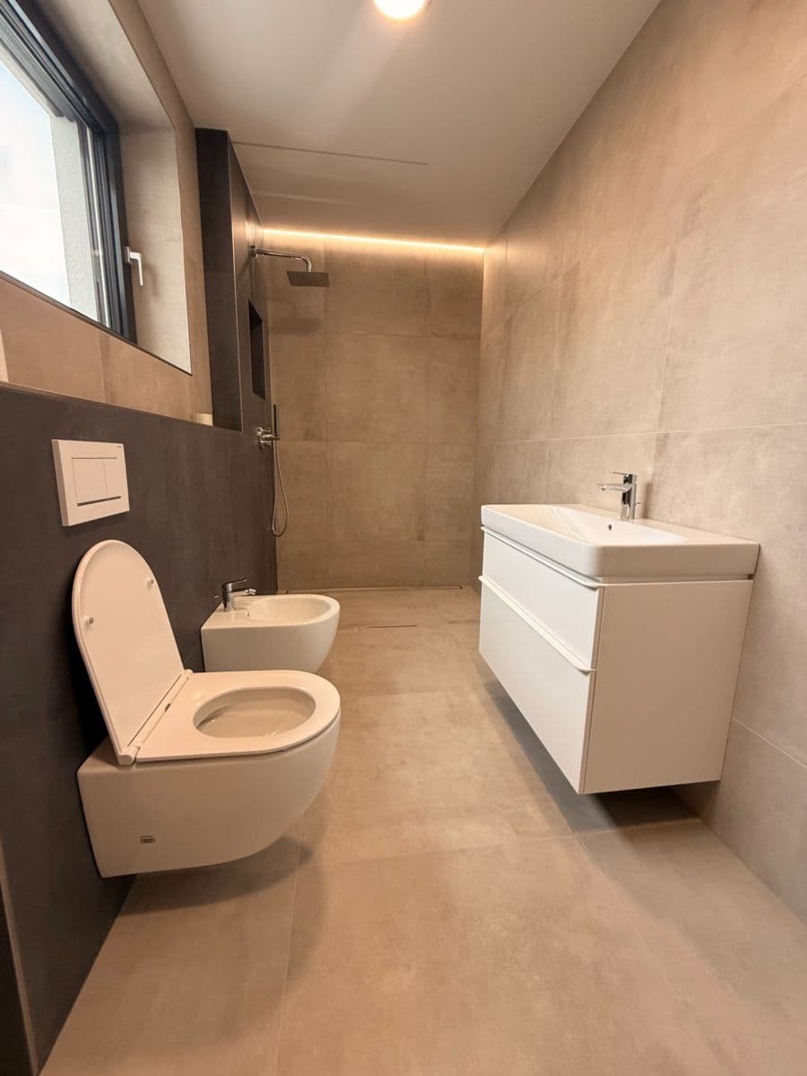 Prodej domu 159 m², pozemek 854 m², Pomněnková, Mukařov, Středočeský kraj Prodej domu 159 m², pozemek 854 m², Pomněnková, Mukařov, Středočeský kraj