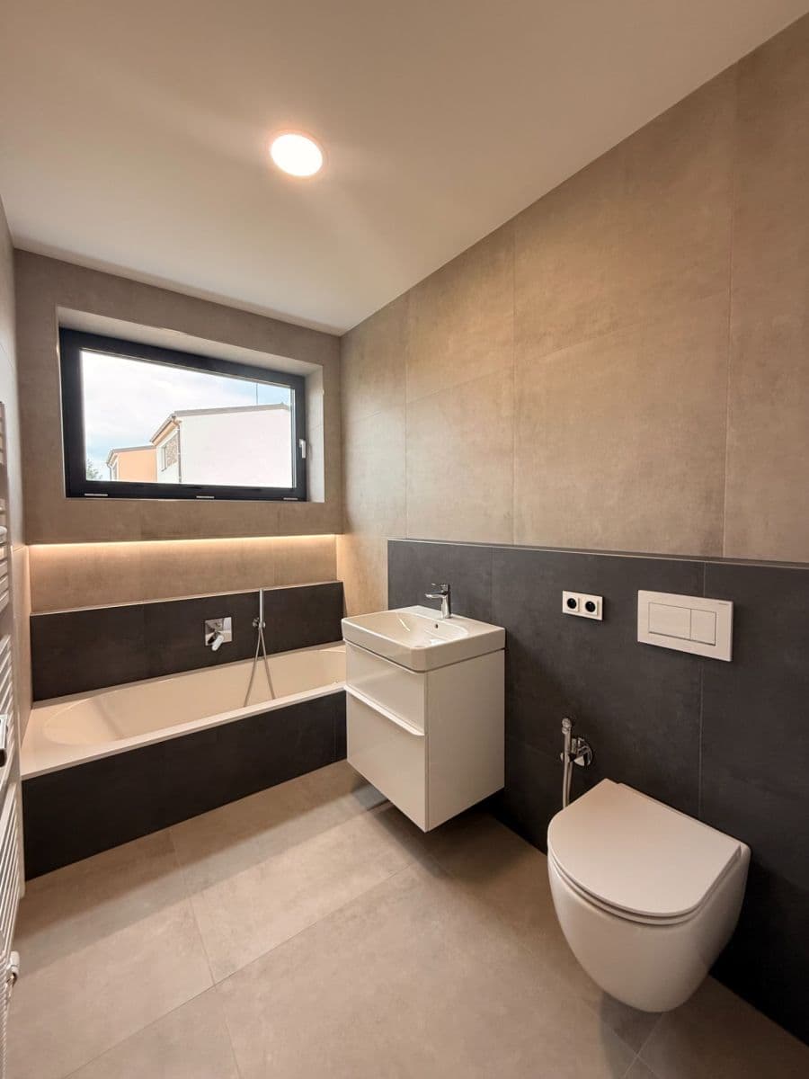 Prodej domu 159 m², pozemek 854 m², Pomněnková, Mukařov, Středočeský kraj Prodej domu 159 m², pozemek 854 m², Pomněnková, Mukařov, Středočeský kraj