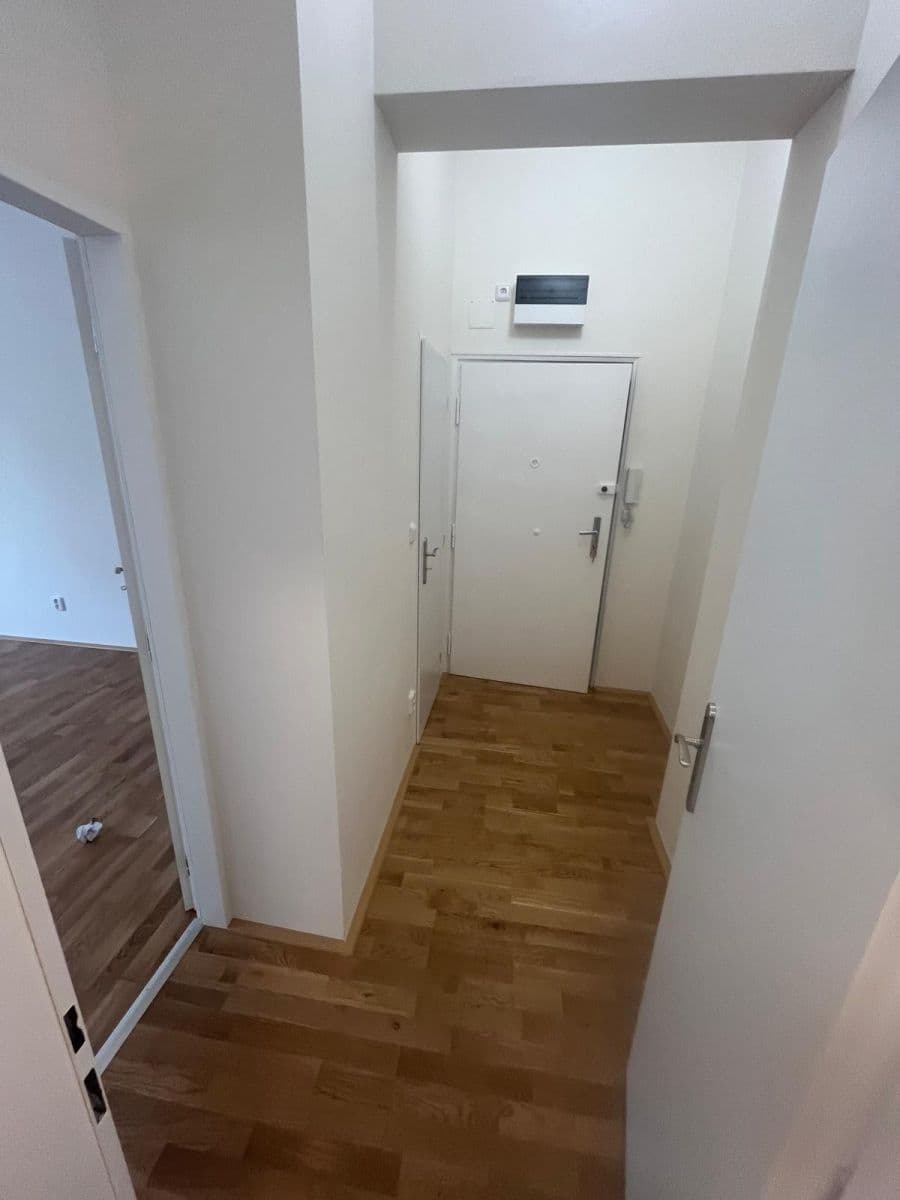 Prodej bytu 1+kk 30 m², 28. pluku, Praha, Praha Prodej bytu 1+kk 30 m², 28. pluku, Praha, Praha