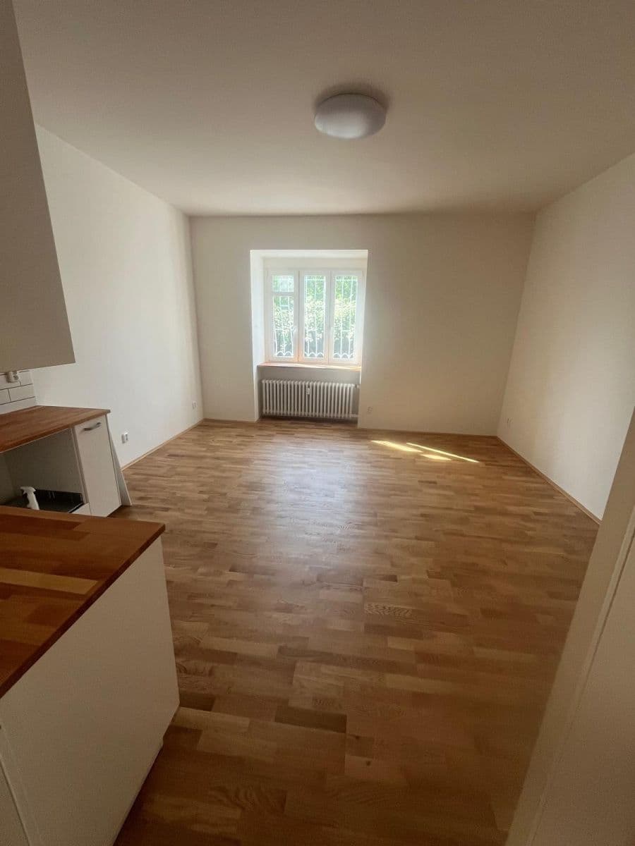 Prodej bytu 1+kk 30 m², 28. pluku, Praha, Praha Prodej bytu 1+kk 30 m², 28. pluku, Praha, Praha