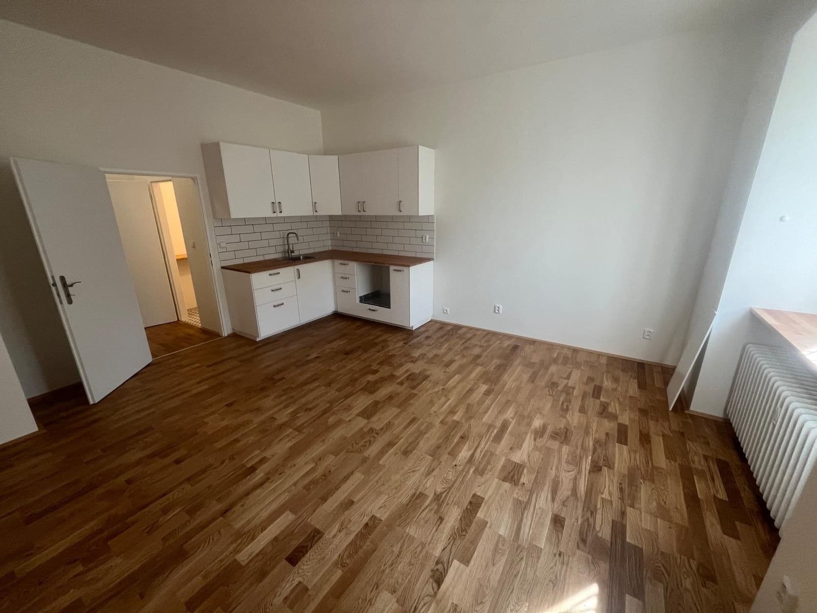 Prodej bytu 1+kk 30 m², 28. pluku, Praha, Praha Prodej bytu 1+kk 30 m², 28. pluku, Praha, Praha