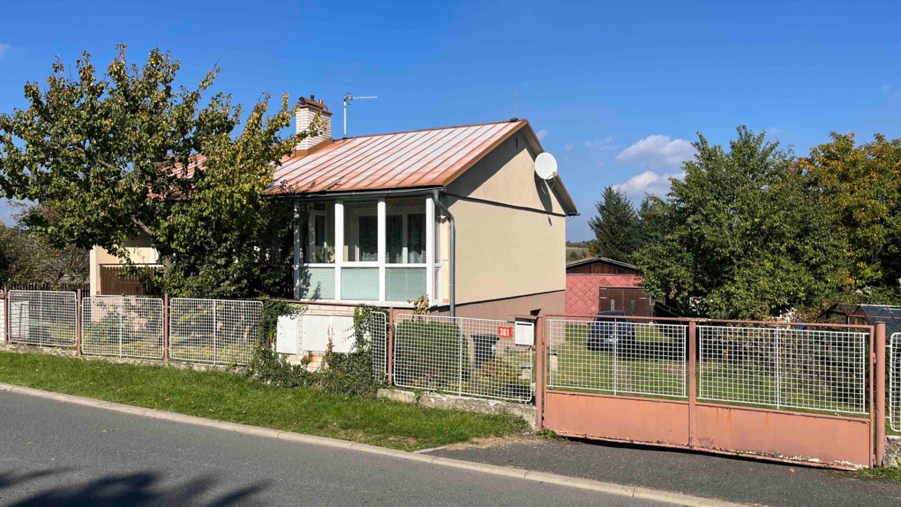 Prodej domu 104 m², pozemek 896 m², Lesní, Lány, Středočeský kraj Prodej domu 104 m², pozemek 896 m², Lesní, Lány, Středočeský kraj
