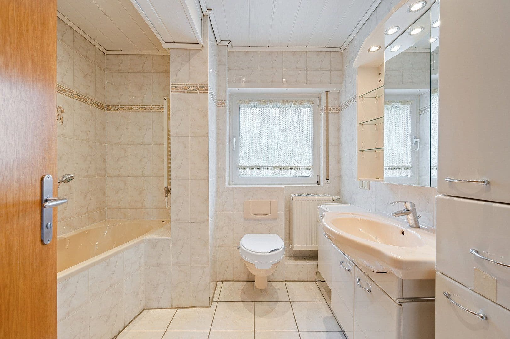Prodej domu 213 m², pozemek 399 m², Königsteiner Straße 9, Eppstein, Hessen Prodej domu 213 m², pozemek 399 m², Königsteiner Straße 9, Eppstein, Hessen