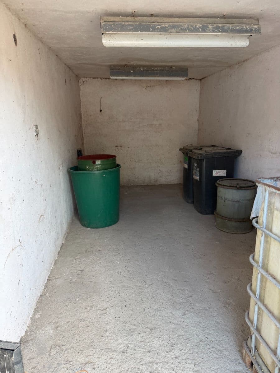 Pronájem garáže 18 m², Prachovice, Pardubický kraj Pronájem garáže 18 m², Prachovice, Pardubický kraj