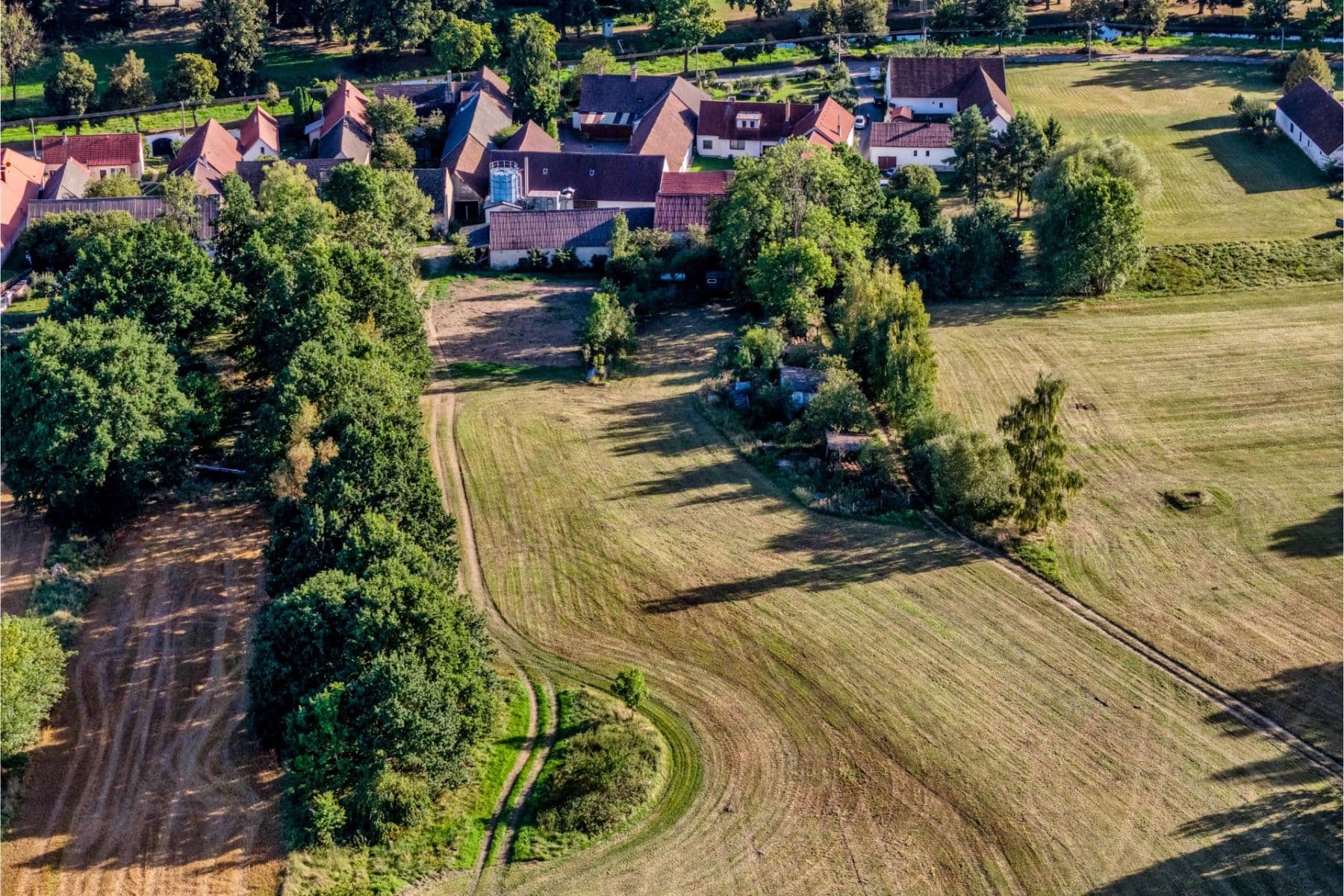Prodej pozemku 2.102 m², Lásenice, Jihočeský kraj Prodej pozemku 2.102 m², Lásenice, Jihočeský kraj